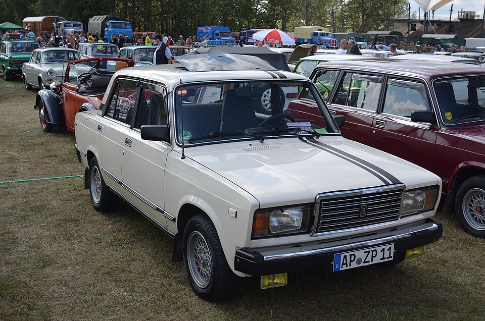 Белая LADA 2107